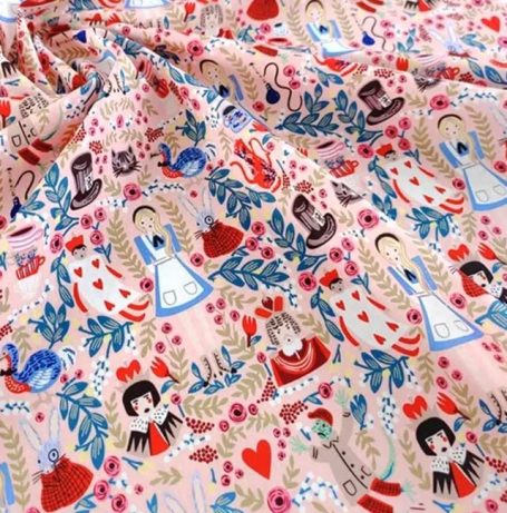 Tissu à motifs colorés avec des personnages et des éléments floraux.