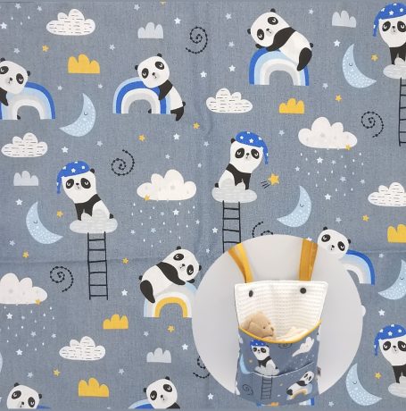 Tissu gris avec des pandas, arcs-en-ciel, nuages et étoiles sur fond coloré.