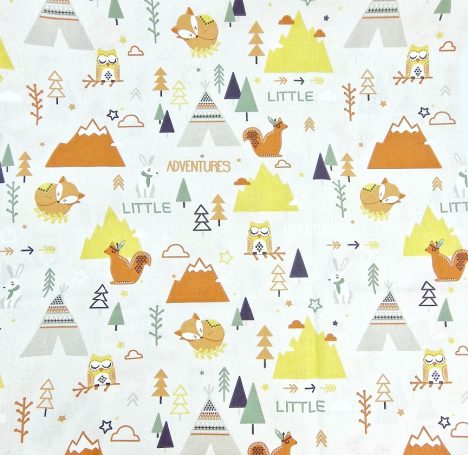 Motif coloré avec des renards, montagnes et arbres sur fond clair.