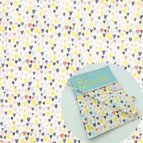 Papier peint décoré de petits cœurs colorés