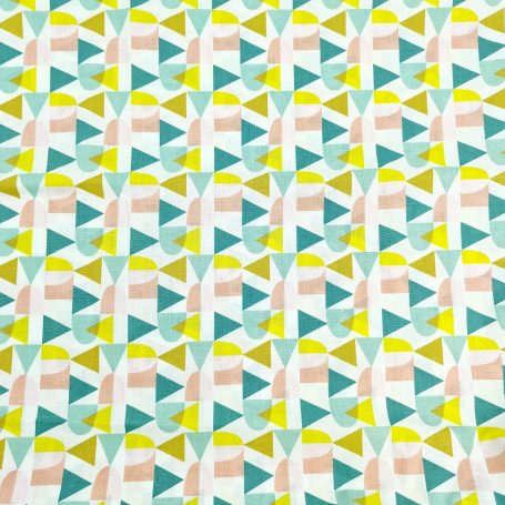 Motif géométrique coloré avec triangles et formes en pastels sur fond clair.